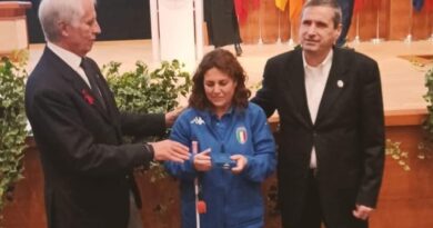 Graziana Mauro riceve la medaglia di bronzo al valore atletico dal Presidente del CONI Giovanni Malagò